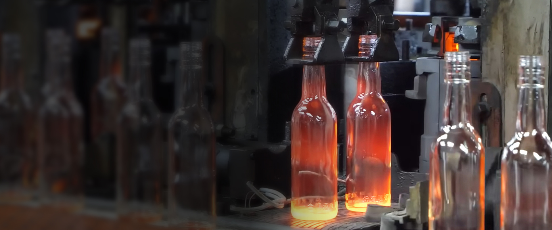 CUSTOM GLASS BOTTLE & JAR MANUFACTURER