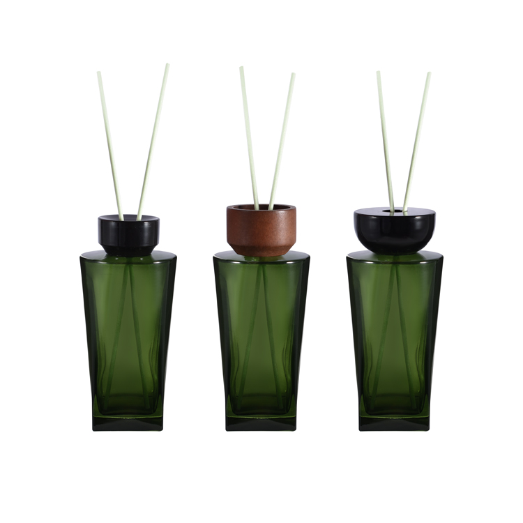 Premium Green Square Glass Reed Diffuser Bottle with Black Cap Custom Aromatherapy Diffuser Bottle for Home Fragrance